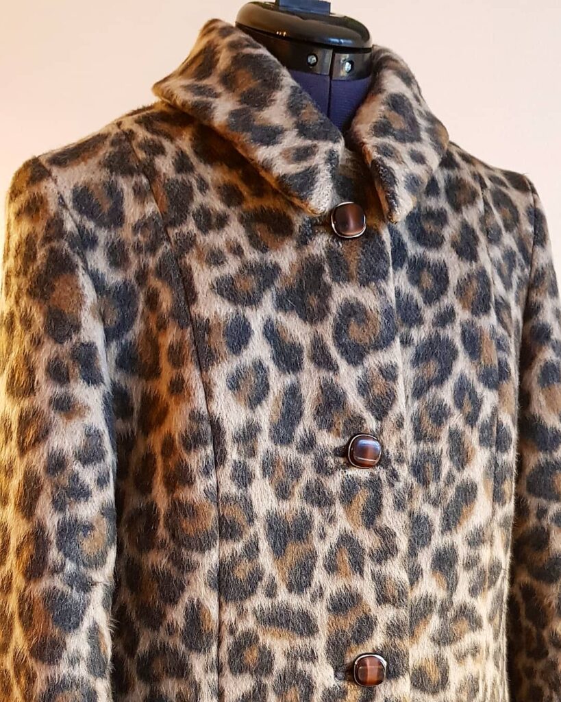 op maat gemaakt, kraag, panterprint, vintage stijl, uniek design, uniek ontwerp, knopen, paspel knoopsgaten, kraag, wolverwerking, coupeuse, op maat gemaakt