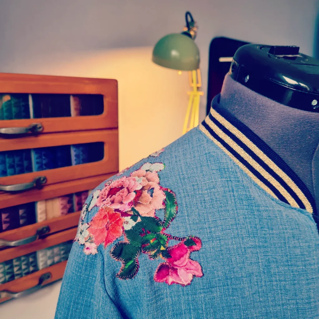 bomberjack, versieringen, handwerk, uniek, made to measure, custom made, duurzame kleding, slow fashion, coupeuse