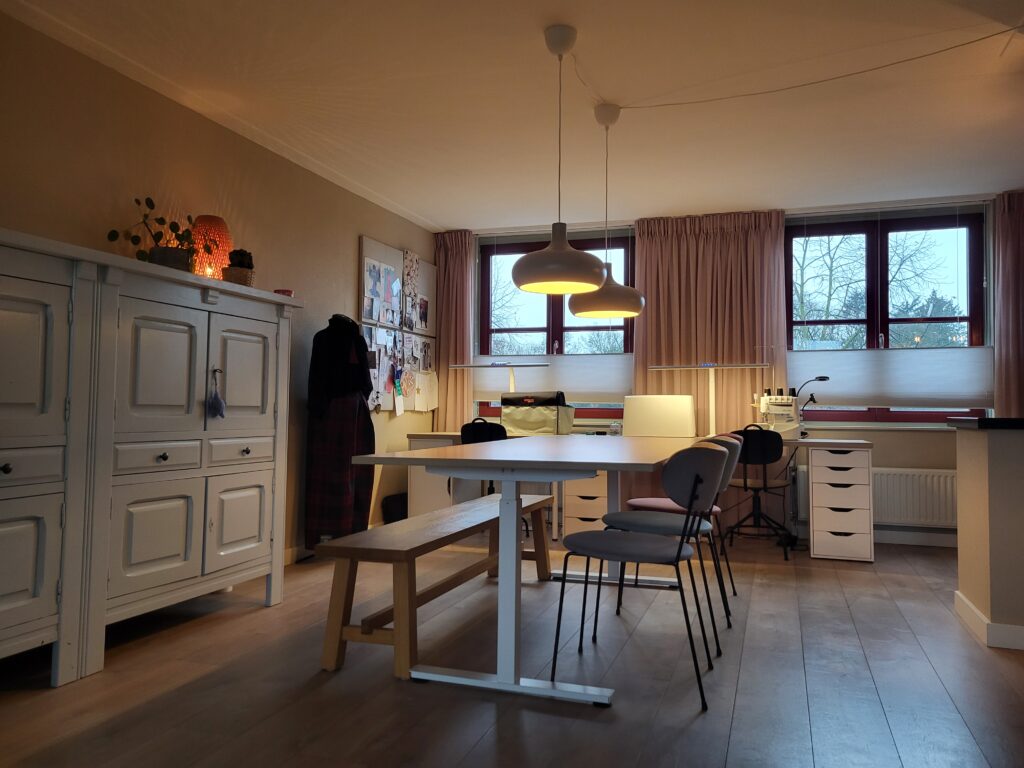 werkruimte, verlichting, atelier, tekentafel, naaimachine, lockmachine, inspiratiemuur, paspop, kast