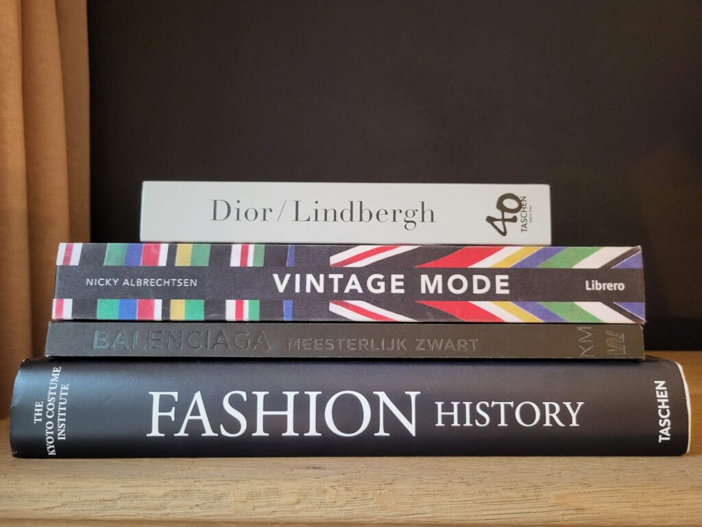 fashion, naslagwerk, inspiratie, boeken, designer, ontwerp, ontwerper, mode, mode ontwerper, coupeuse, kleermaker, op maat gemaakt