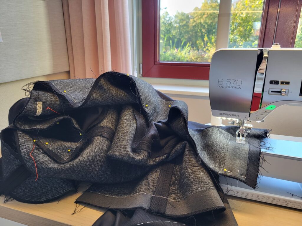 werk onder de naaimachine, coupeuse aan het werk, werk in uitvoering, op bestelling, kleding op bestelling, op maat gemaakt, custom made, gelegenheidskleding