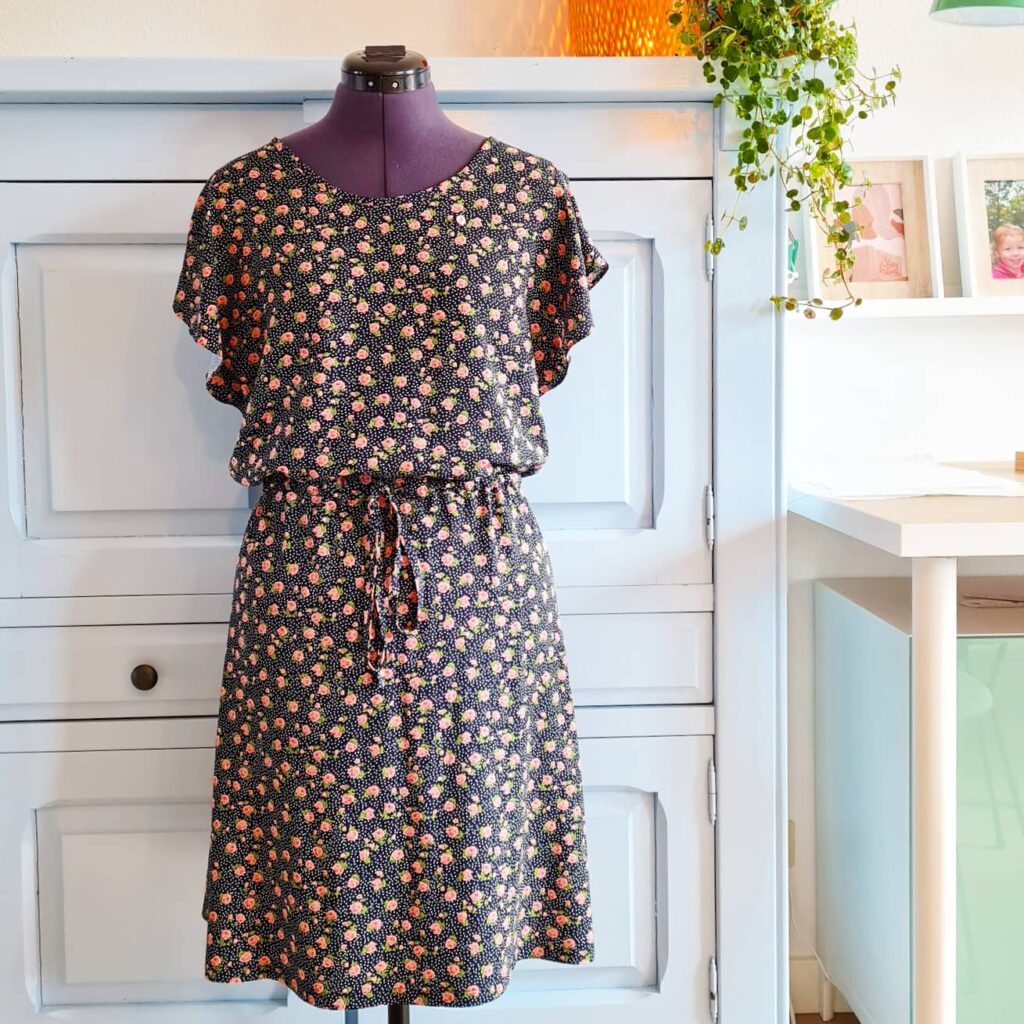 zomerjurkje, naaitechiek, franse naden, engelse naden, coupeuse, zomerjurk, uniek, ontwerp, op maat gemaakt